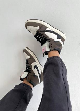 Жіночі шкіряні кросівки nike air jordan 1 retro "travis scott". коричневий з чорним та білим8 фото