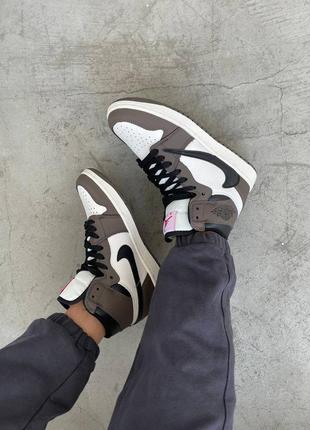 Жіночі шкіряні кросівки nike air jordan 1 retro "travis scott". коричневий з чорним та білим6 фото