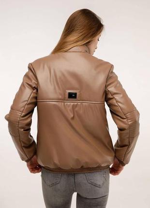 Стильная женская демисезонная куртка из эко-кожи4 фото