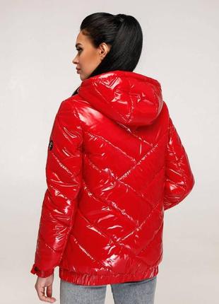 Трендова жіноча червона лакова куртка2 фото