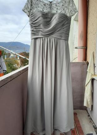 Розкішна сукня зі шлейфом