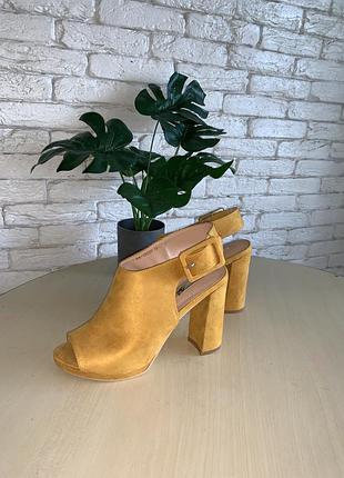 Босоніжки нові