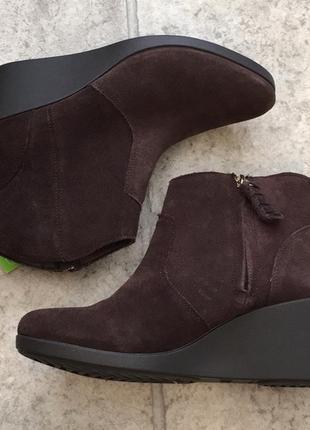 Черевики чоботи crocs leigh suede wedge bootie espresso - оригінал