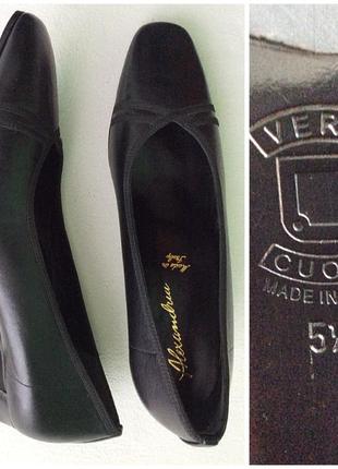 Итальянские кожаные туфли лодочки на низком каблуке