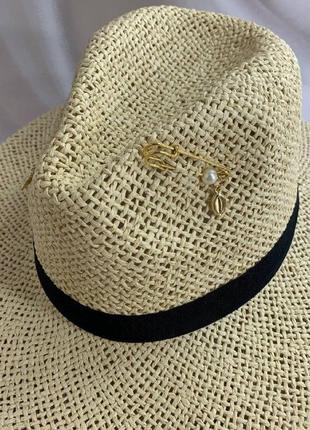 Літній плетінь капелюх федора з ланцюгом та декором бежевий (декор золото або срібло)4 фото