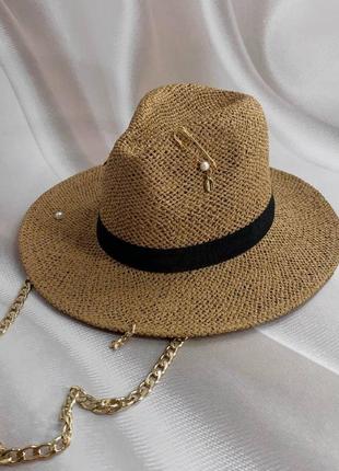 Літній плетений капелюх федора з ланцюгом та декором кавовий (декор золото або срібло)