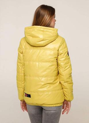Фабричная стеганная демисезонная женская желтая куртка4 фото