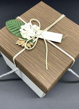 Коробка подарочная с цветочком и ручками. цвет коричневый. 13х13х13см.1 фото