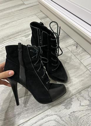 Черевики на підборах