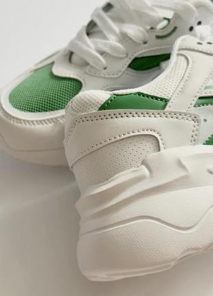 Кросівки з акцентними вставками зеленого кольору5 фото