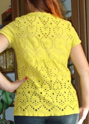 Горчичная футболка с ажурной спиной. хлопок. индия.
