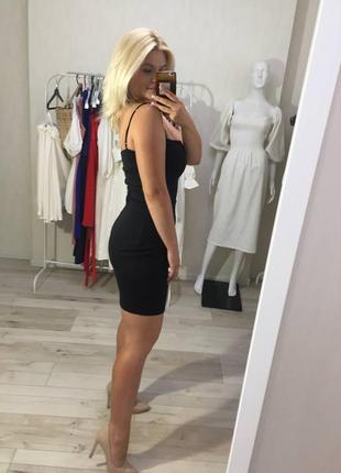 Чёрное платье на бретелях в длине мини 4
