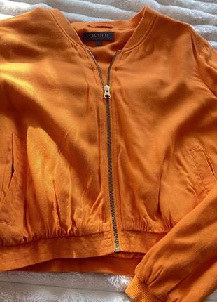 Оранжева куртка
