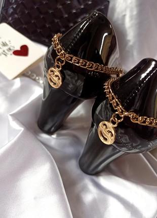 Чёрные лаковые туфли на каблуке с цепочками6 фото