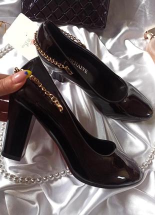 Чёрные лаковые туфли на каблуке с цепочками7 фото
