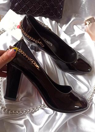Чёрные лаковые туфли на каблуке с цепочками8 фото