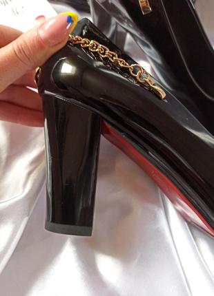 Чёрные лаковые туфли на каблуке с цепочками5 фото