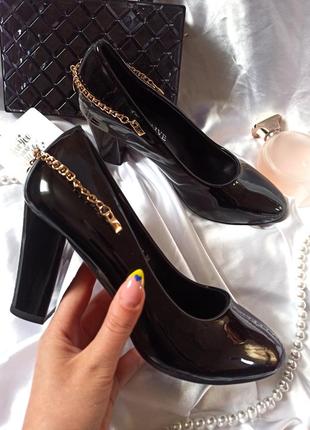Чёрные лаковые туфли на каблуке с цепочками2 фото
