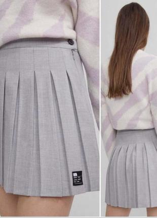 Серая короткая юбка ,гармошкой ,со складками из новой коллекции bershka размер м
