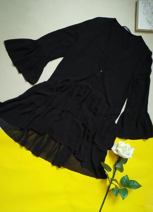 Чорна ярусна сукня з воланами