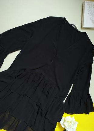 Чорна ярусна сукня з воланами2 фото