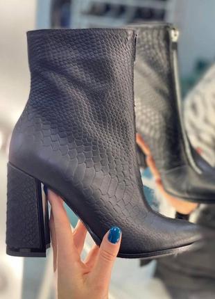 Ботильони шкіряні чорні під пітон на вісокому каблуці на змійці