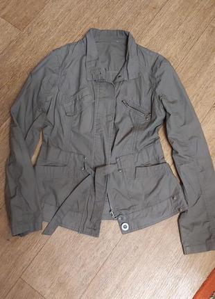 Отличная куртка деми модного цвета