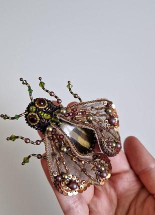 Брошка витончена муха