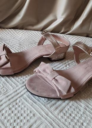 Босоніжки замшеві на низькому каблуці