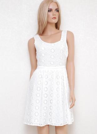 Біле бавовняне плаття з вишивкою рішельє з вирізом на спинці