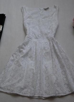 Белое хлопковое платье с вышивкой ришелье с вырезом на спинке4 фото