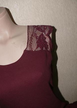 Трикотажна блуза з баскою та мереживом на плечах4 фото