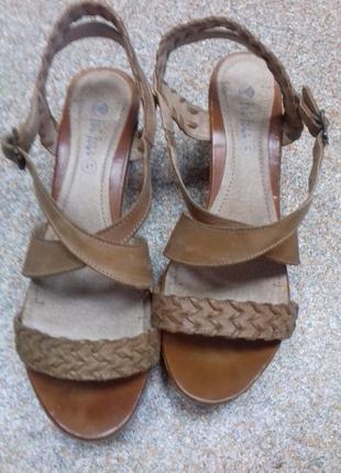 Удобные кожаные босоножки