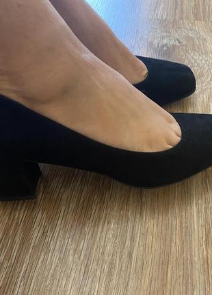 Шикарні, туфельки, чорного кольору.4 фото