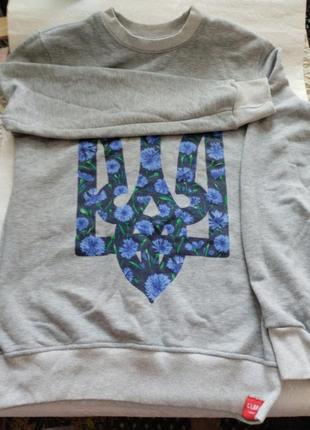 Патриотический свитер с украинским гербом трезубцем
