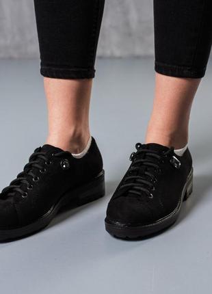 Стильні замшеві туфлі на плоскій подошві на шнурках жіночі демісезонні чорні,демі,осінні,весняні (осінь,весна 2022-2023)3 фото