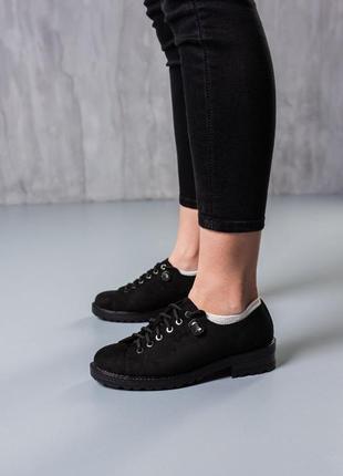 Стильні туфлі замшеві на плоскій подошві на шнурках жіночі демісезонні чорні,демі,осінні,весняні (осінь,весна 2022-2023)