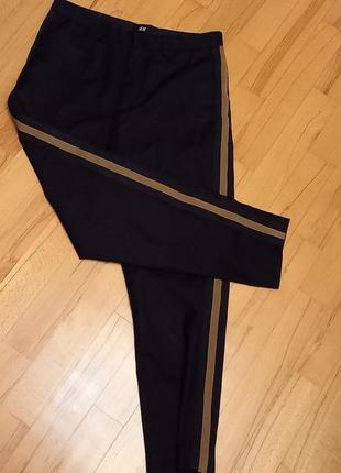 Черные брюки h&m с горчичными лампасами.2 фото