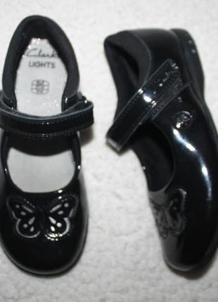Круті лаковані туфлі фірми clarks 27,5 розмір по устілці 18 см.