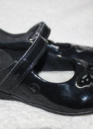 Крутые лакированные туфли фирмы clarks 27,5 размера по стельке 18 см.2 фото