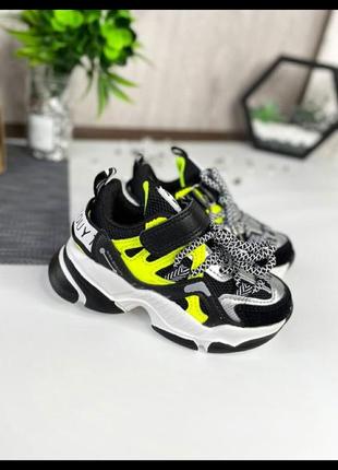 Стильні кросівки.