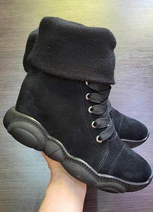 Зимние женские замшевые ботинки сникерсы с довязом черные на черной подошве sneakers тed