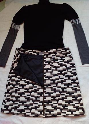 Юбка на молнии  с карманами .