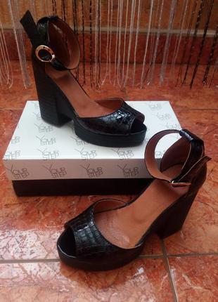 Шкіряні босоніжки your step