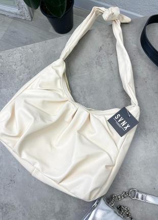 Молочна шкіряна сумочка asos