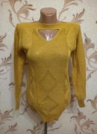 Гірчичний джемпер, з красивим декольтэ...