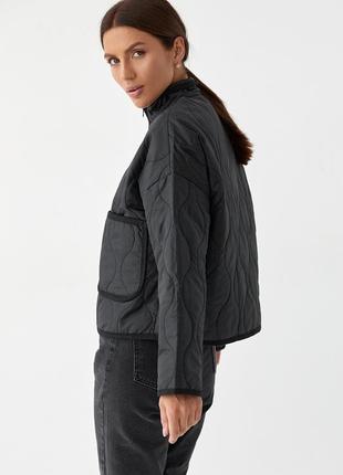Женская короткая стеганая куртка на молнии6 фото