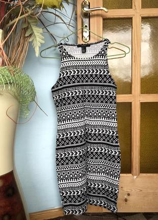 Облягаюча полосата сукня