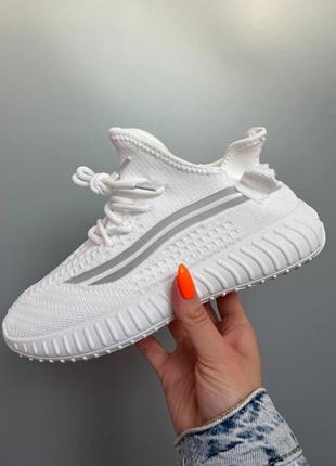 Кросівки жіночі