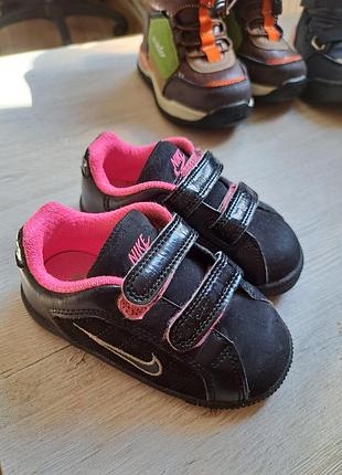 Кросівки для дівчинки nike